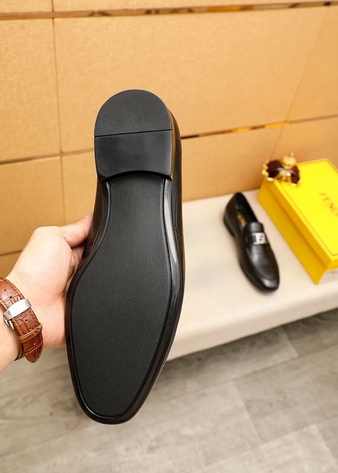Men's shoes 💰442 💐 Product trademark: FENDI [Fendi] casual leather shoes Regular size: 38-44 (45🉑️customized) Product materials: Selected imported first-layer calfskin embossed upper + luxury hardware buckle, imported cowhide leather lining. Strong three-dimensional visual effect, rubber outsole Color: 1⃣️color optional